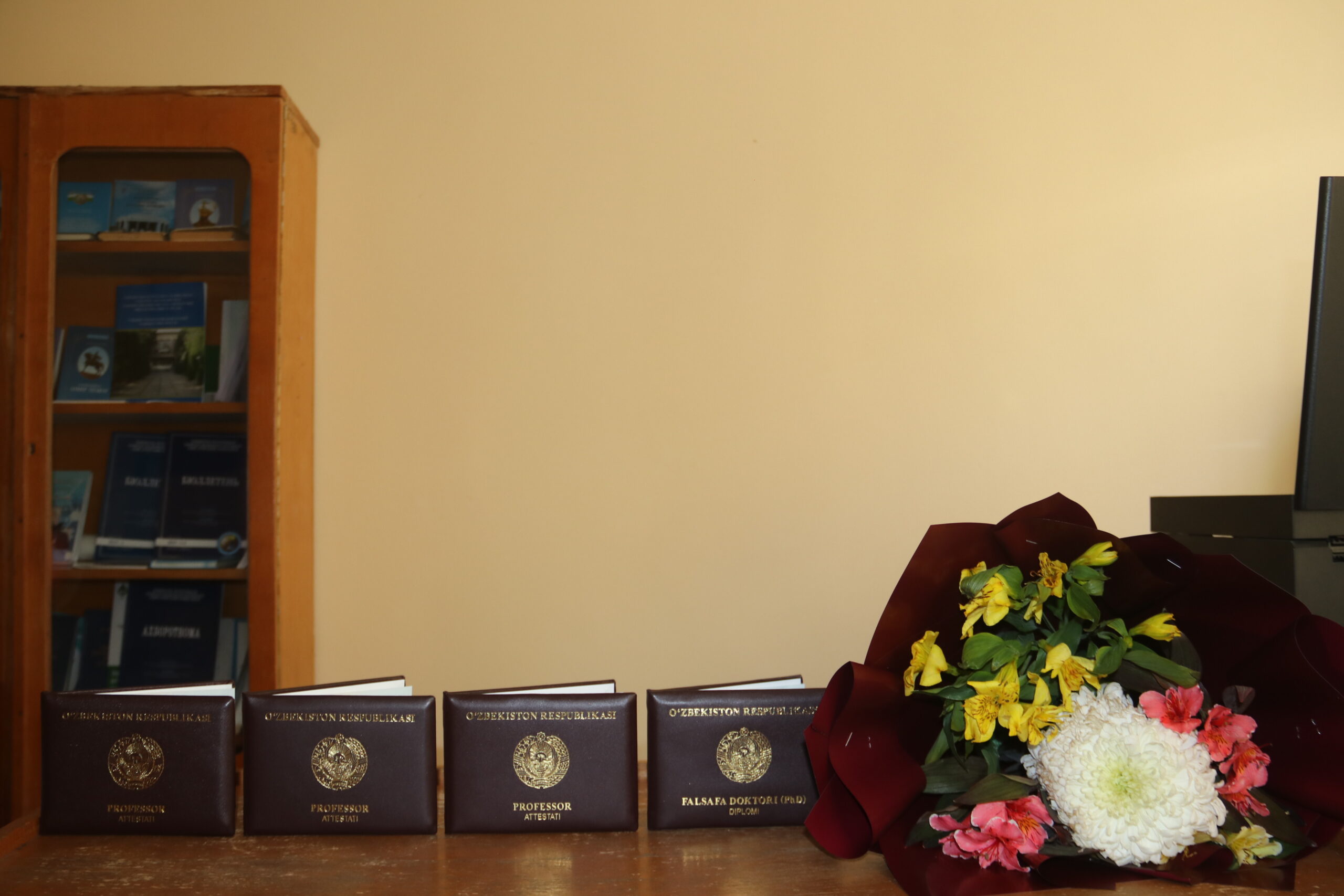 INSTITUTNING BIR GURUH ILMIY XODIMLARIGA ILMIY DARAJA VA ILMIY UNVON DIPLOMLARI TANTANALI TOPSHIRILDI